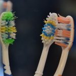 Cât de des trebuie înlocuită periuța de dinți. Un dentist a demolat multe dintre miturile pe această temă