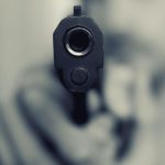 Jaf ca-n filme, într-un magazin din Constanța. Doi indivizi au amenințat cu pistolul vânzătoarea dintr-un magazin