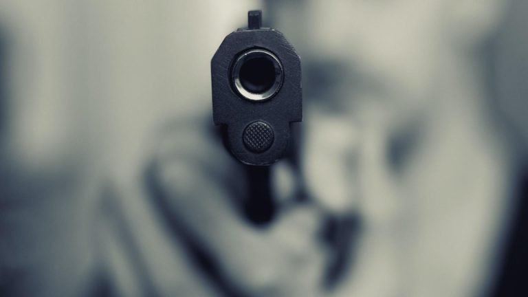 Jaf ca-n filme, într-un magazin din Constanța. Doi indivizi au amenințat cu pistolul vânzătoarea dintr-un magazin