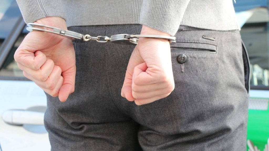 Alcoolul i-a luat mințile! Un bărbat și-a bătut soția și soacra, iar mai apoi a amenințat un polițist. Individul a fost arestat preventiv