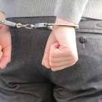 Alcoolul i-a luat mințile! Un bărbat și-a bătut soția și soacra, iar mai apoi a amenințat un polițist. Individul a fost arestat preventiv