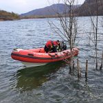 S-au reluat căutările tânărului care a dispărut în apele lacului Siriu. 7 scafandri sunt în căutarea trupului