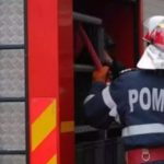 Acoperișul unui bloc din Toplița, cuprins de flăcări. Pompierii au intervenit cu două echipaje
