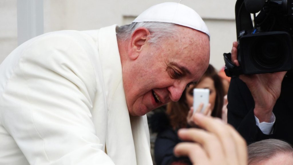 Papa Francisc ar putea apărea duminică în public, după ce starea sa de sănătate s-a îmbunătățit