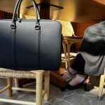 „Tactica poșetei” devine din ce în ce mai răspândită. Cum înșeală escrocii vigilența ospătarilor și se bucură de mese copioase gratis