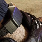 Halucinant! Un bărbat cu ordin de protecție a vândut dispozitivul de monitorizare pe care îl purta: suma cerută