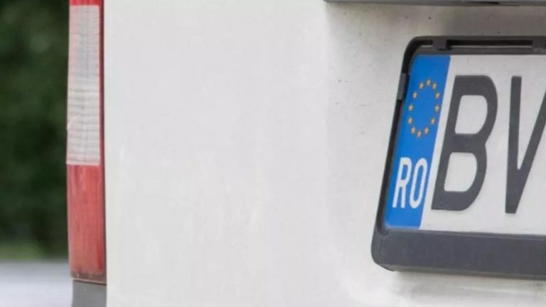 Cresc tarifele pentru emiterea plăcuțelor de înmatriculare. Cât vor trebui proprietarii de autoturisme să scoată din buzunar după 7 aprilie