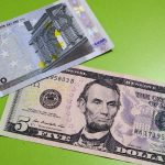 Dolarul american s-a prăbușit după ce Donald Trump a impus tarife vamale noi