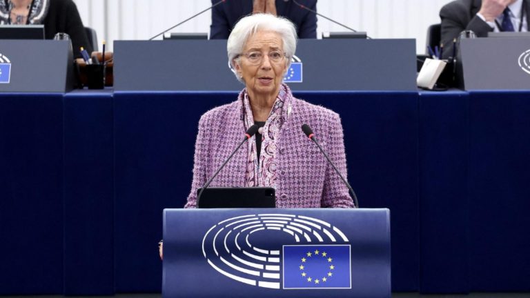 Banca Centrală Europeană este ”pregătită să intervină” dacă zona euro va fi destabilizată de războiul taxelor pornit de Trump. Declarația șefei B E