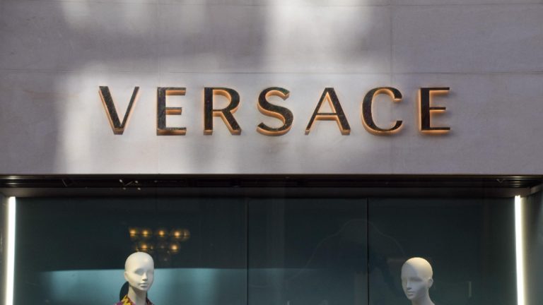 Tranzacția SECOLULUI în industria modei. PRADA va anunța preluarea unui alt brand legendar