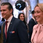 Scandalul secretelor militare transmise pe Signal ia amploare. Şeful Pentagonului și-ar fi inclus în grup soţia, fratele şi avocatul personal - New York Times