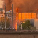 INCENDIU violent, cu degajări mari de fum, la un centru de sortare a gunoiului din Paris. Focul, în apropierea Tribunalului francez VIDEO