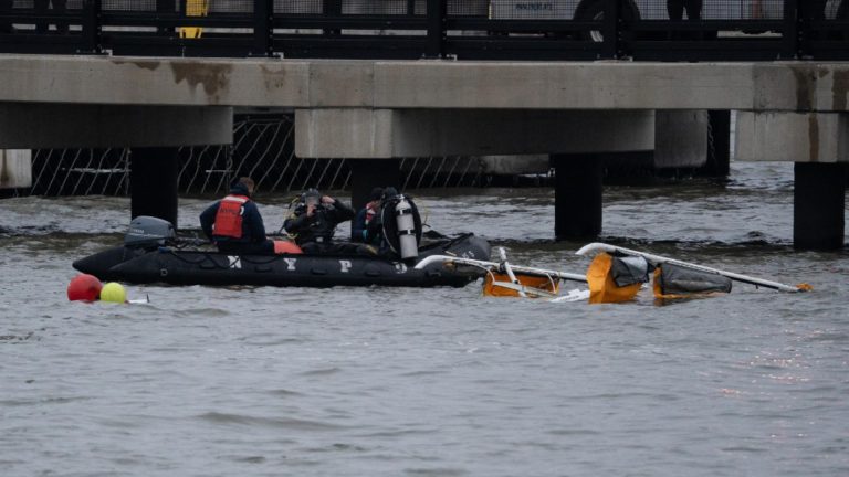 Elicopter prăbușit în fluviul Hudson, la New York. Victimele tragediei aviatice sunt un director al companiei Siemens, soția și copiii