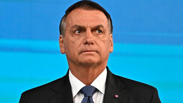 Fostul președinte brazilian, Jair Bolsonaro, a fost spitalizat de urgență