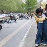 Orașul unde autoritățile le cer oamenilor sub 50 de kilograme să stea în case, ca să nu fie luați pe sus de vânt