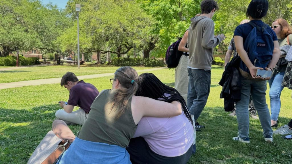 Cel puţin 6 persoane au fost rănite într-un incident armat petrecut în campusul Universităţii din Florida