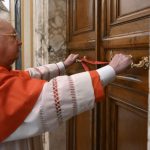 Cine este cardinalul Kevin Farrell, care conduce Vaticanul după moartea Papei Francisc?