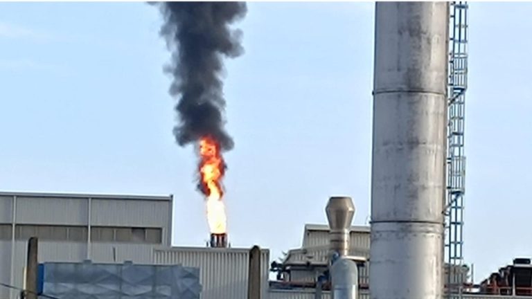 Incident grav la rafinaria Petrotel Ploiești, din cauza unei pene de energie în sistemul național - VIDEO