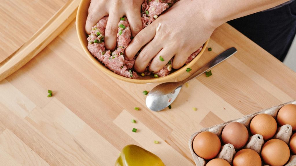Ruladă din carne tocată. O rețetă ideală pentru masa de Paște
