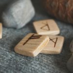 Etalarea runelor: marți, 15 aprilie 2025. Mesajele și sfaturile universului pentru toate zodiile