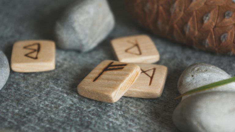 Etalarea runelor: marți, 15 aprilie 2025. Mesajele și sfaturile universului pentru toate zodiile