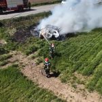 Accident pe DJ208, în județul Iași: o mașină electrică a fost cuprinsă de flăcări după ce s-a răsturnat. Flăcările, stinse abia după două ore