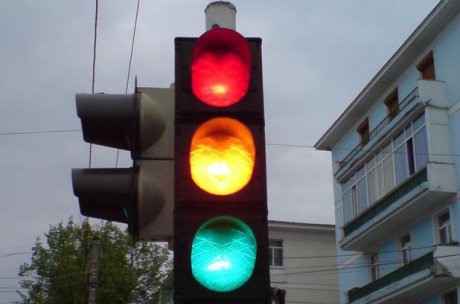 Cod Rutier 2025: Cum scapi de amendă dacă treci cu mașina pe roșu la semafor?