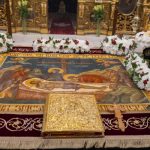 Ce semnifică trecerea pe sub masă în Vinerea Mare. Explicația unui celebru preot privind acest obicei străvechi