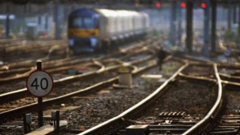 Trafic feroviar oprit între Predeal şi Timişu de Sus! Un tren de călători s-a defectat pe șine. Mai multe garnituri, redirecționate sau oprite