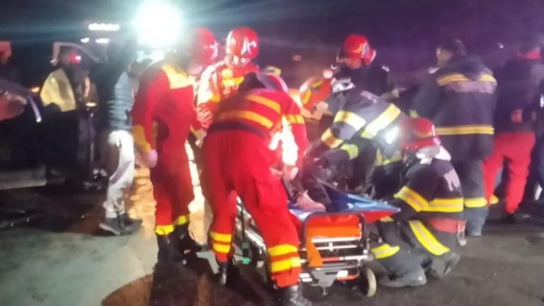 Urmărire cu final FATAL, în Caransebeș. O femeie care a dat o spargere s-a izbit în plin de un camion, după ce a trecut cu mașina peste un sistem SPIKE pus de polițiști
