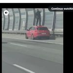 Un tânăr drogat s-a gândit că poate conduce mașina de pe...plafon! VIDEO