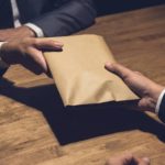 Lovitură pentru demnitarii din administrația centrală. S-a dat legea care le interzice să primească diverse "cadouri"