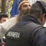 Scandal în fața Tribunalului București. Stegarul Dac, târât de polițiști și legat de targă