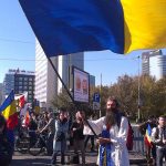 Stegarul Dac,  simbolul luptei suveraniștilor împotriva sistemului sorosist, a primit arest la domiciliu