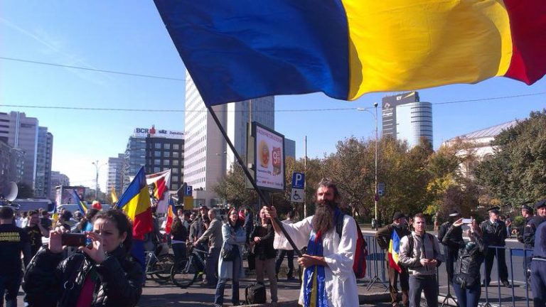 Stegarul Dac,  simbolul luptei suveraniștilor împotriva sistemului sorosist, a primit arest la domiciliu