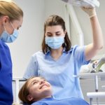 Ce probleme dentare moștenesc copiii de la părinții lor. Un dentist explică influența geneticii asupra sănătății orale