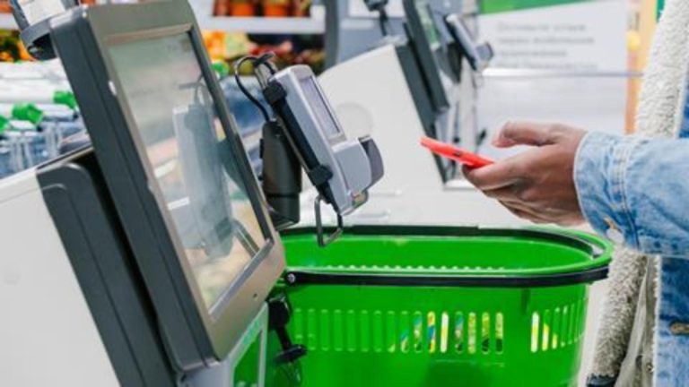Trucul prin care un buzoian a înșelat casele self pay dintr-un hypermarket. Polițiștii, uimiți de planificarea meticuloasă