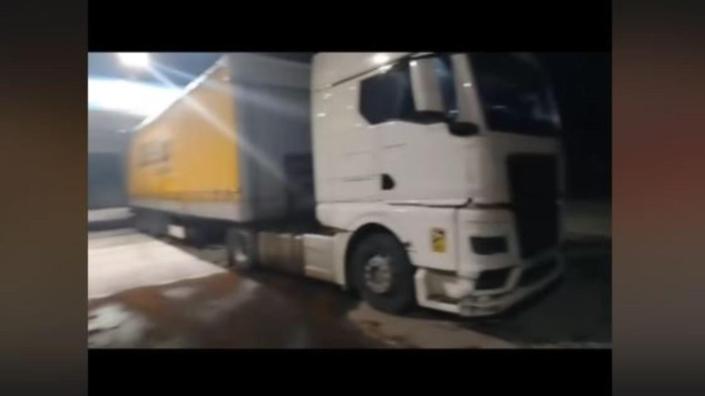 Pericol pe șoselele din Romania. Un șofer turc a condus un TIR cu rezervorul spart