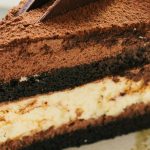 Tort cu blat de cacao. Un desert ideal pentru masa festivă de Paște