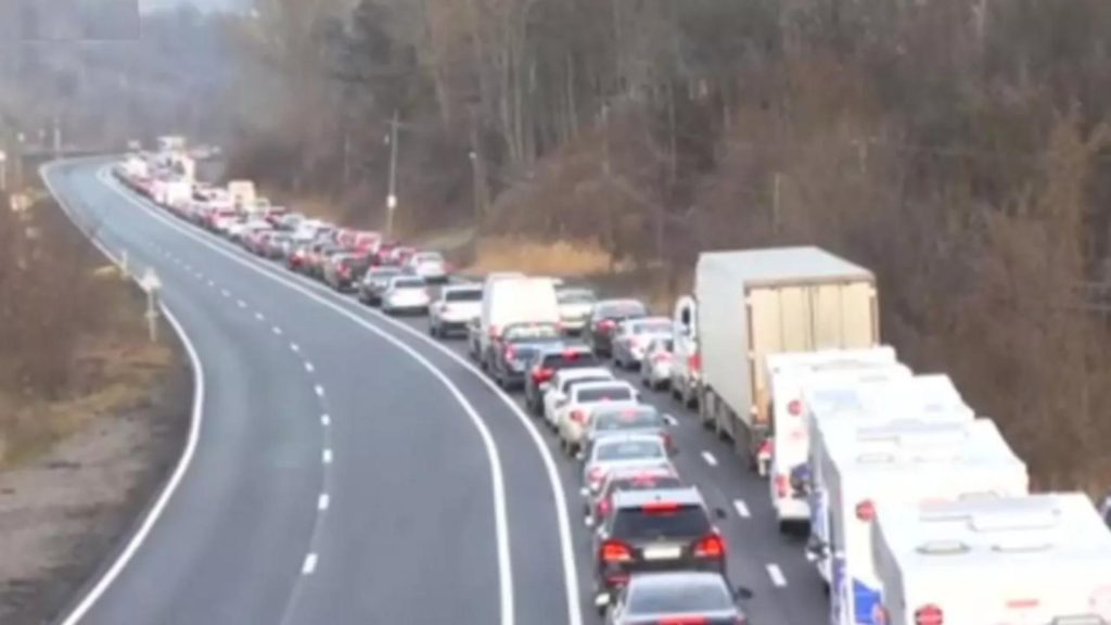 Românii se întorc din minivacanța de Paște! Trafic intens pe DN1 și pe autostrăzile A1 și A2, pe sensul spre București. Ce rute alternative recomandă Poliția