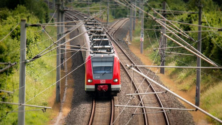 CFR Călători suplimentează numărul de trenuri spre şi dinspre litoral, în minivacanţa de 1 Mai