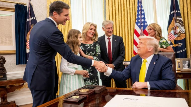 Incident la Casa Albă. Fetiță leșină în timpul declarațiilor lui Donald Trump
