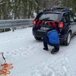 Turiști blocați în zăpadă, în apropiere de Stâna de Vale. Autoritățile au intervenit