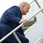 Moment stânjenitor pentru Donald Trump: O analiză a incidentului de pe scările Air Force One