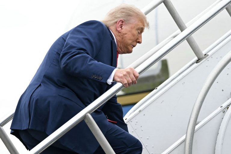 Moment stânjenitor pentru Donald Trump: O analiză a incidentului de pe scările Air Force One