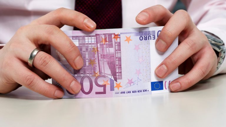 Sprijin financiar pentru gospodăriile vulnerabile din România: Ce trebuie să știm despre pachetul de 20.200 de euro