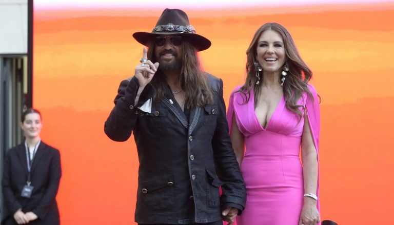 Elizabeth Hurley la 60 de ani: O sărbătoare a frumuseții, încrederii și a legăturilor umane