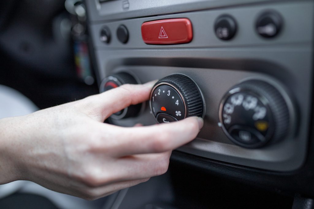 Metode Inovatoare de Combatere a Căldurii în Trafic: Cum Să Te Răcorești Fără Aer Condiționat
