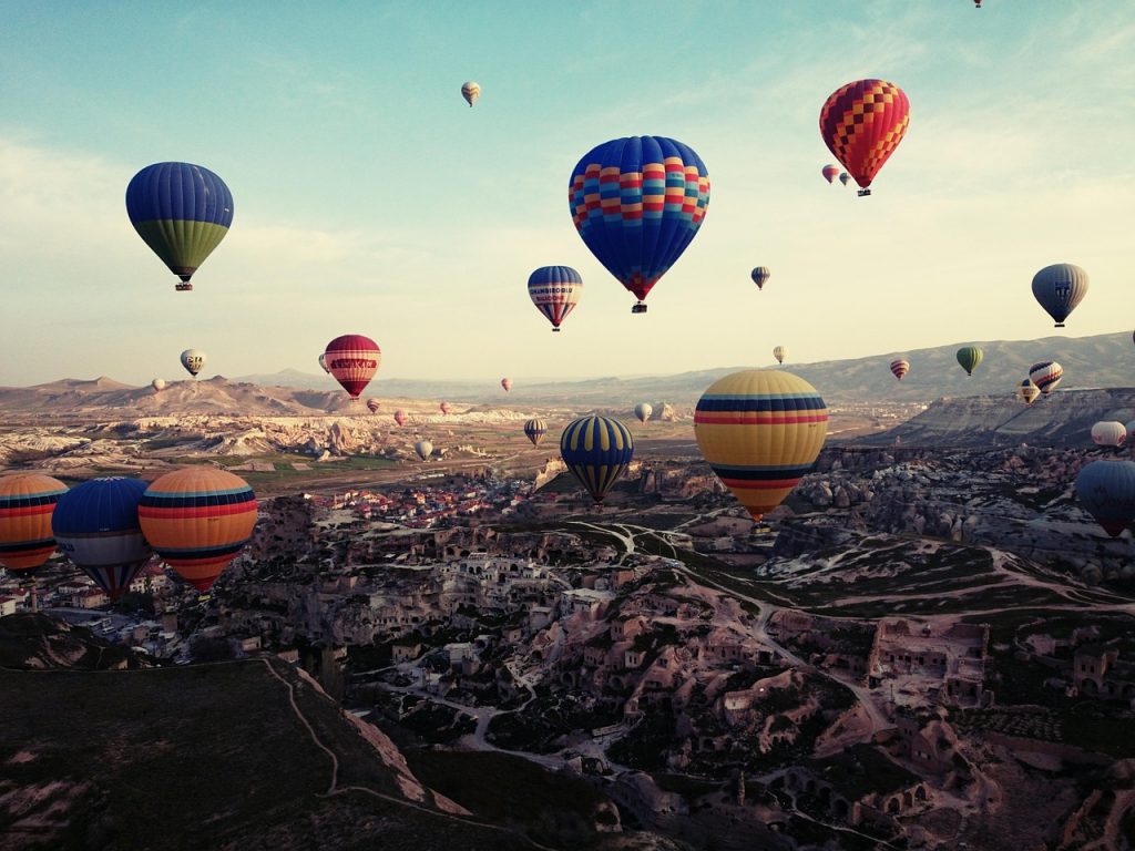 Tragedie în Cappadocia: Două baloane cu aer cald se prăbușesc, bilanț tragic de un mort și 31 răniți