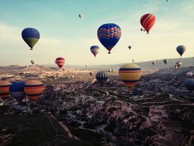Tragedie în Cappadocia: Două baloane cu aer cald se prăbușesc, bilanț tragic de un mort și 31 răniți